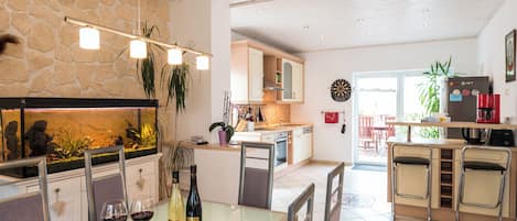 Ferienhaus am Sonnenberg | Privékeuken | Een koelkast/vriezer, een oven, een kookplaat, een vaatwasser