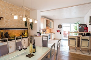 Ferienhaus am Sonnenberg | Cocina privada | Refrigerador con congelador, horno, parrilla de estufa y lavavajillas 