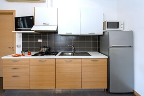 Frigorifero, microonde, piano cottura, tavolo da pranzo