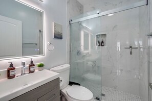 Assecador de cabells, tovalloles, sabó i paper higiènic 