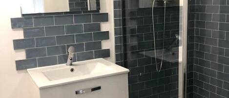 Douche, sèche-cheveux, serviettes fournies, savon