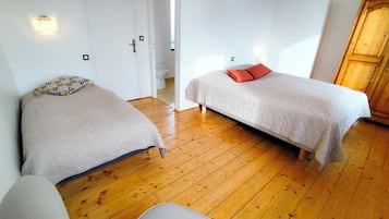 3 quartos, ferros/tábuas de passar roupa, Wi-Fi, roupa de cama