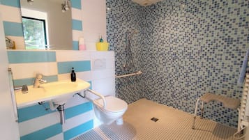 Ducha, secador de pelo, toallas y jabón