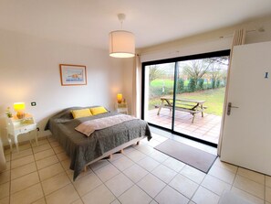 3 habitaciones, tabla de planchar con plancha, wifi y ropa de cama 