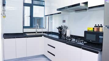 Classic Apartment | Private kitchen | Full-size fridge, microwave, oven, cookware/dishes/utensils