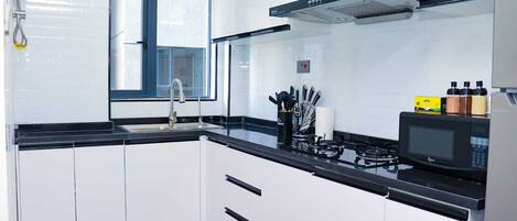 Classic-Apartment | Eigene Küche | Großer Kühlschrank, Mikrowelle, Ofen, Kochgeschirr/Geschirr/Besteck