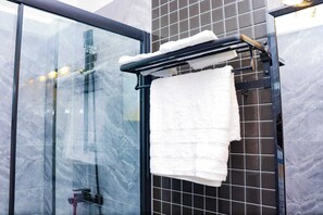 Leilighet – classic | Bad | Dusj, regndusjhode, toalettartikler (inkludert) og badekåper