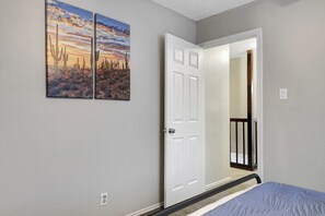 3 bedrooms, desk, iron/ironing board, free WiFi