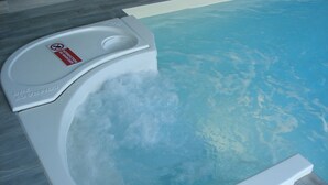 A spa tub with a sign indicating it is for non-swimmers.