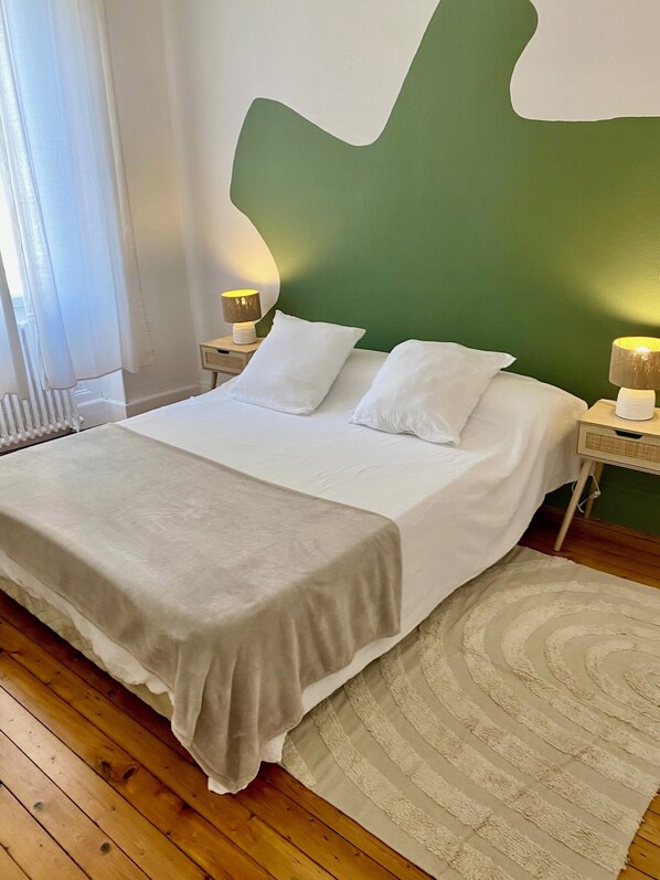 2 habitaciones, tabla de planchar con plancha y ropa de cama 