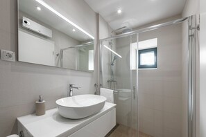 Dusche, kostenlose Toilettenartikel, Haartrockner, Handtücher