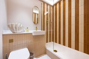 Apartment (2 Bedrooms) | Bathroom - The Belsize Park Escape - Modern 2bdr Apartment (London)