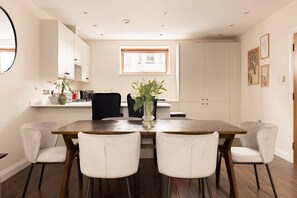 Dining - The Belsize Park Escape - Modern 2bdr Apartment (London)