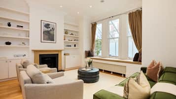 House (5 Bedrooms) | Living area