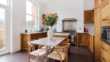 House (5 Bedrooms) | Private kitchen | Fridge, microwave, oven, electric kettle