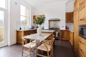 House (5 Bedrooms) | Private kitchen - The Hampstead Getaway - Charming 5bdr Home With Conservatory (London)