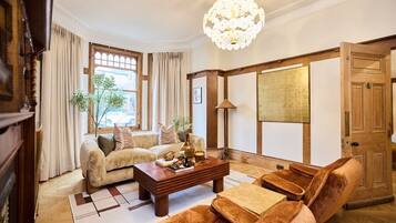 House (4 Bedrooms) | Exterior