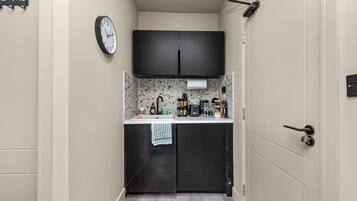 Fridge, stovetop, coffee/tea maker, electric kettle