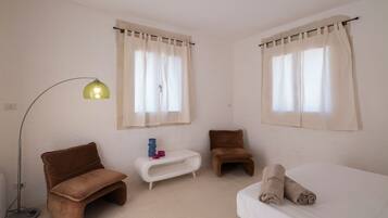 Beatrice Deluxe, vista piscina | 1 bedroom, premium bedding, in-room safe, blackout drapes