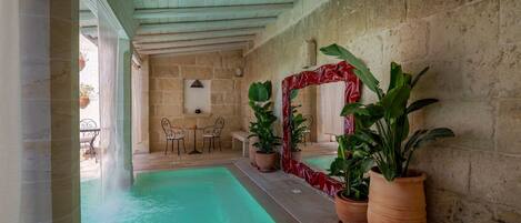 Piscine extérieure (ouverte en saison), parasols de plage