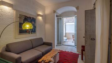 Omero Suite superior, vista piscina | 客廳 | 32 吋智能電視連數碼電視頻道
