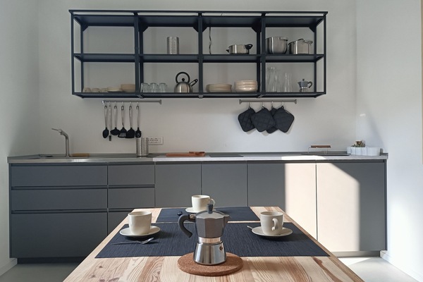 Réfrigérateur, micro-ondes, plaque de cuisson