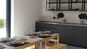 Fridge, microwave, stovetop, cookware/dishes/utensils - Bed and Bike Hostel  (San Giovanni in Persiceto)