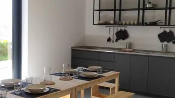 冰箱、微波炉、炉灶、厨具/餐具