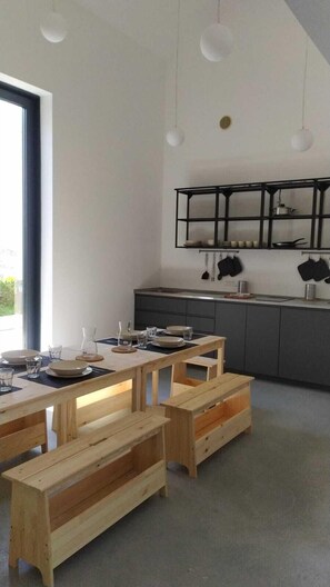 Fridge, microwave, stovetop, cookware/dishes/utensils - Bed and Bike Hostel  (San Giovanni in Persiceto)