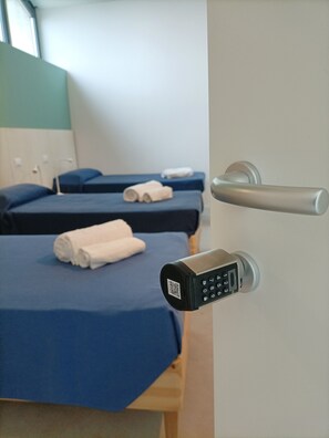 Classic Triple Room | Free WiFi - Bed and Bike Hostel  (San Giovanni in Persiceto)