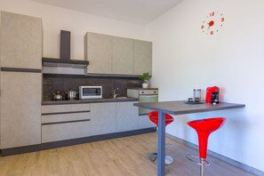 Køleskab, mikrobølgeovn, kogeplade, opvaskemaskine
