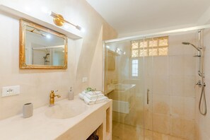 Shower, hair dryer, bidet, towels