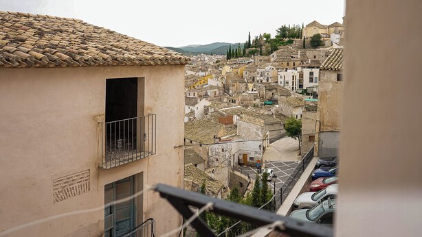 A view of a densely packed urban area with traditional architecture, including buildings with tiled roofs and a mix of old and new structures. - Casa Frasquita, en el casco histórico de Cehegín (Cehegín)