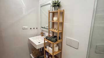 Een haardroger, handdoeken, zeep, shampoo