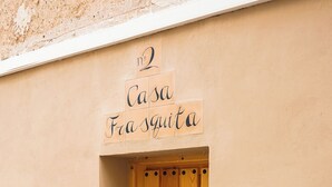 A wooden door with a sign above it reading "Casa Frasquita." - Casa Frasquita, en el casco histórico de Cehegín (Cehegín)
