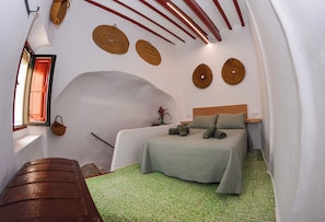 2 bedrooms, travel cot, free WiFi, bed sheets
