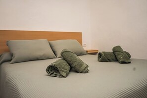 2 bedrooms, travel cot, free WiFi, bed sheets