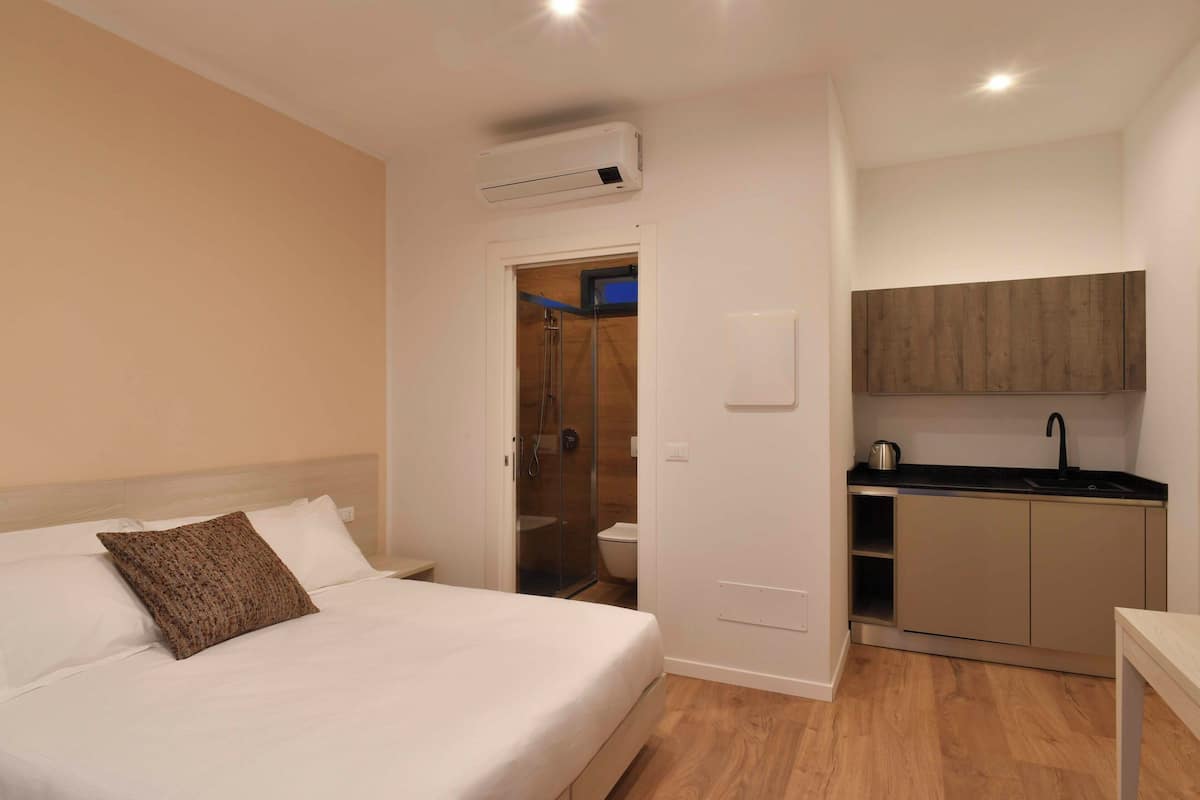 Studio phong cách cổ điển, bếp nhỏ, quang cảnh vườn | Phòng cách âm, bàn ủi/dụng cụ ủi quần áo 