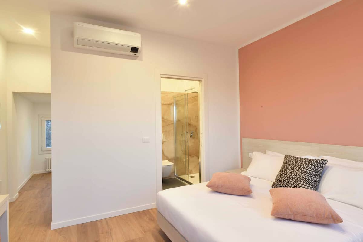 Deluxe studio, kitchenette, uitzicht op tuin | 1 slaapkamer, geluiddichte muren, een strijkplank/strijkijzer