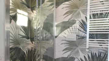 Superior-Apartment, Kochnische, Hügelblick | Badezimmer
