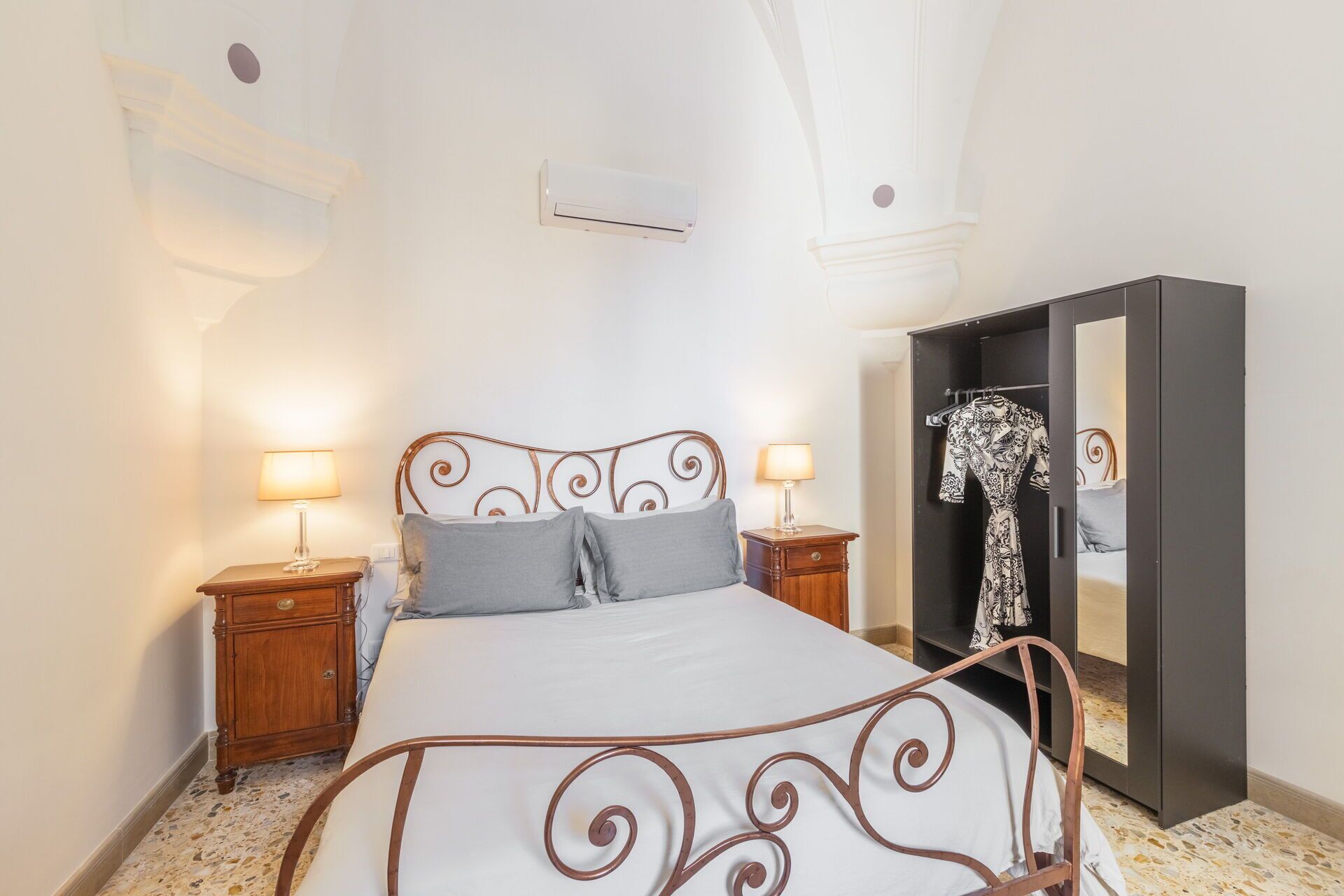 Travel crib, free WiFi