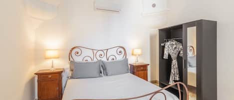 Travel crib, free WiFi