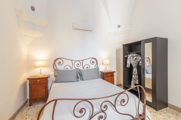 Travel crib, free WiFi