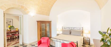 Travel cot, free WiFi