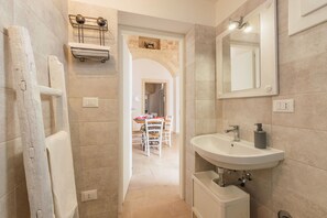 Douche, séchoir à cheveux, bidet
