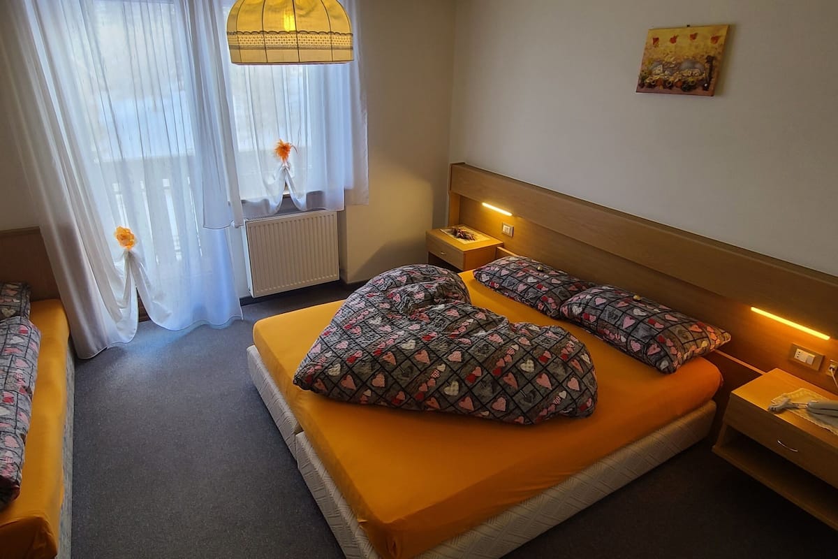 Chambre triple, balcon, vue sur la montagne | Coffre-fort, bureau, accĂšs au Wi-Fi (inclus)