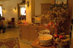 Free daily buffet breakfast  - Hotel Garnì Ongaro (Selva di Cadore)