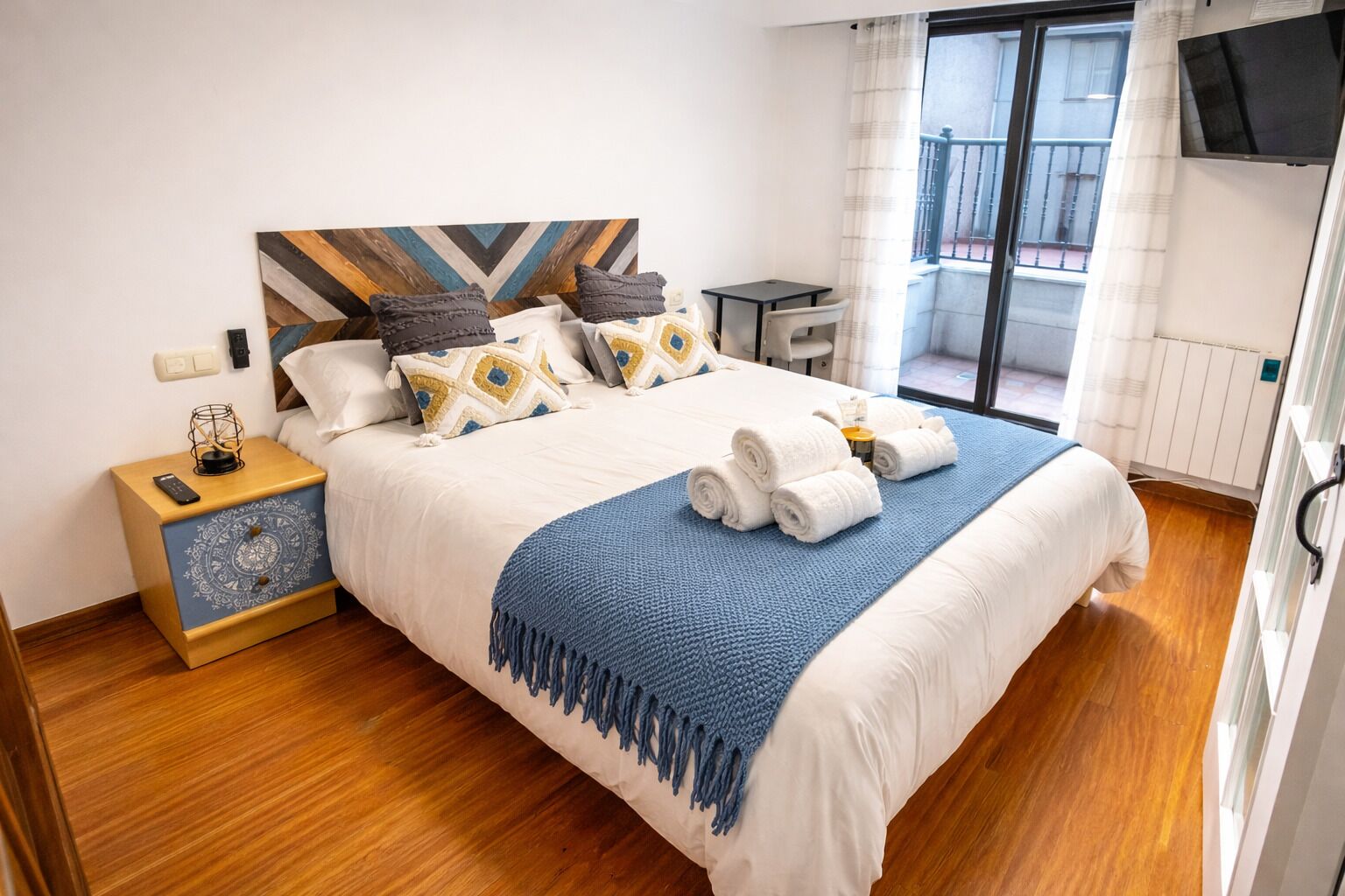 1 dormitorio, escritorio, tabla de planchar con plancha y cuna de viaje