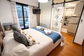 1 soverom, skrivebord, strykejern/-brett og reiseseng for barn