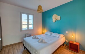 3 habitaciones, tabla de planchar con plancha y cuna de viaje 